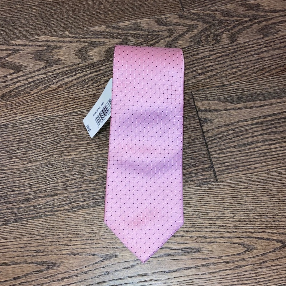 Men’s NWT pink tie. Geoffrey Beene.